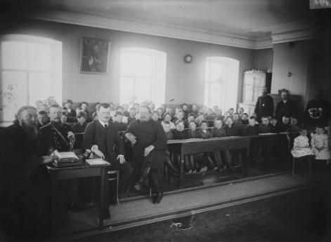 Группа учеников с преподавателями в народной школе. Нижний Новгород.