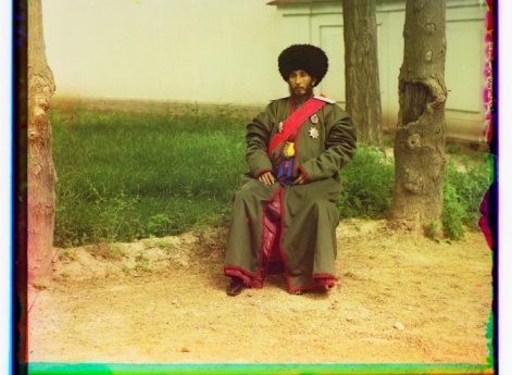 Человек в униформе, сидящий на стуле