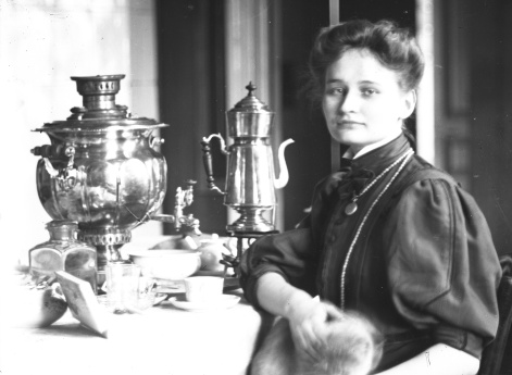 Молодая женщина у самовара с кошкой. Муром.