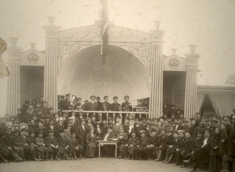 Группа лиц на открытии Мологской Уездной сельскохозяйственной выставки 1912 года.