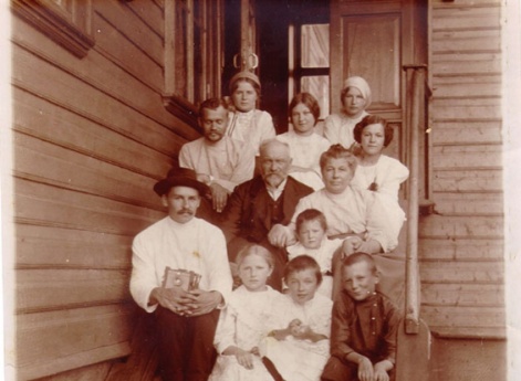 Семья С.С. Масленникова на крыльце дома.