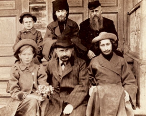 Священник Павел Флоренский, С. Н. Булгаков с детьми и М. А. Новоселов Сергиев Посад, 1913 год