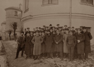 Группа студентов у здания Московского университета, 1880