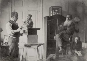 Павел Петрович Трубецкой (1866–1938) лепит бюст Л.Н. Толстого. Ясная Поляна