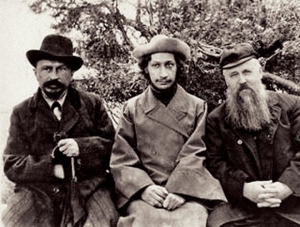 Михаил Новоселов (слева), семинарист Павел Флоренский (в центре) и Сергей Булгаков (справа). Фото предположительно 1907 г.