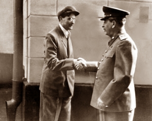 Товарищ Суслов приветствует Сталина