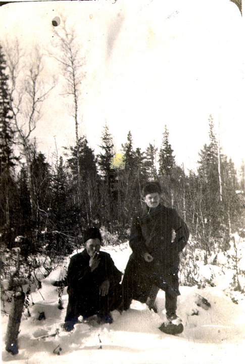 Борис Масленников с приятелем в зимнем лесу.