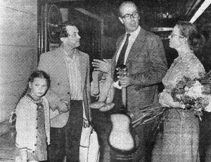 Зиновьев с дочерью Полиной, женой Ольгой и проф. Н. Лобковицем в аэропорту Франкфурта-на-Майне. 6 августа 1978