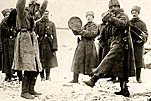 Русские солдаты учат пленного немца плясать