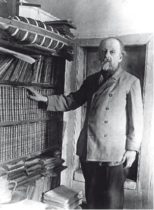 Циолковский в своей библиотеке. 1930 г. 