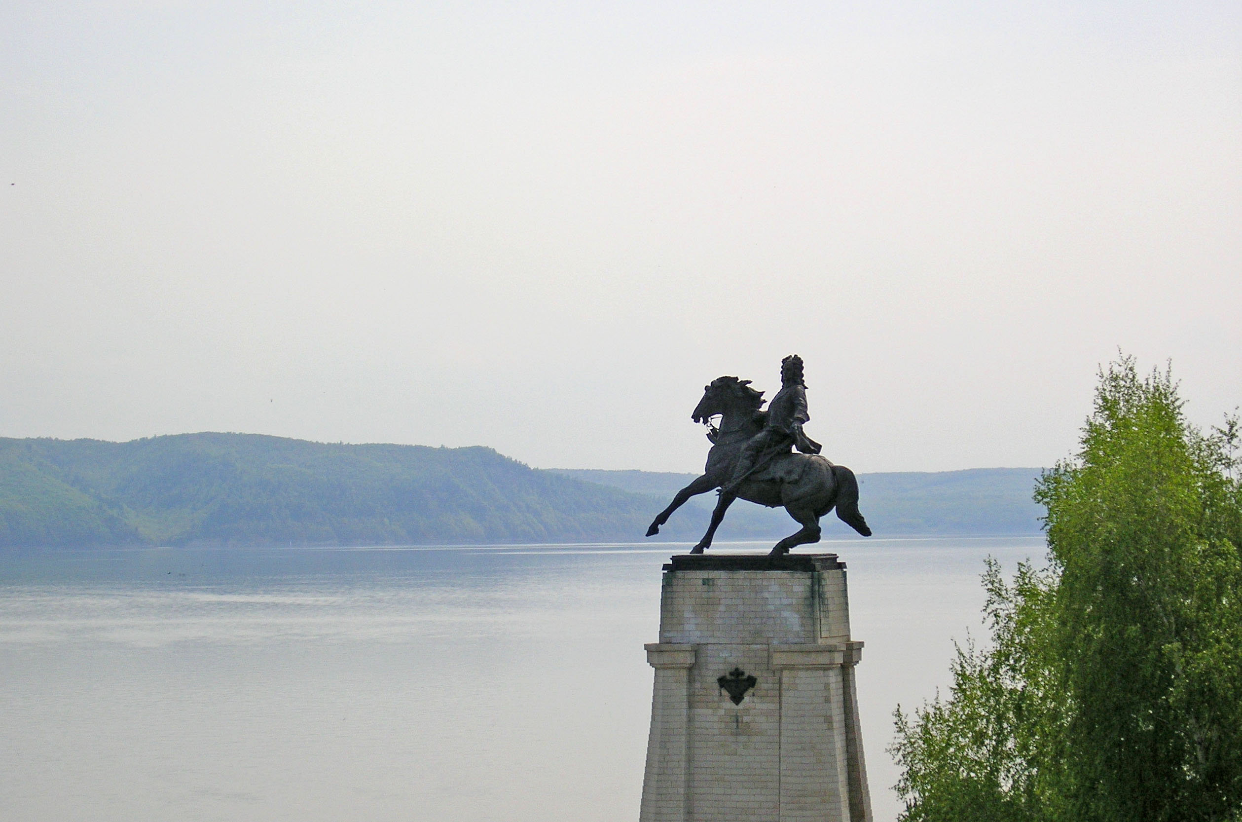 Памятник Василию Никитичу Татищеву в основанном им городе-крепости Ставрополе (ныне г. Тольятти)