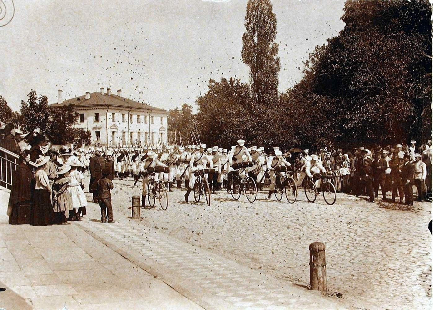 Кадеты Петровского Полтавского кадетского корпуса, уходящие в поход.