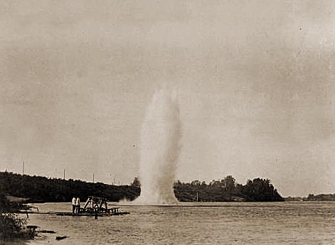 Взрыв 3-х пудового подводного фугаса